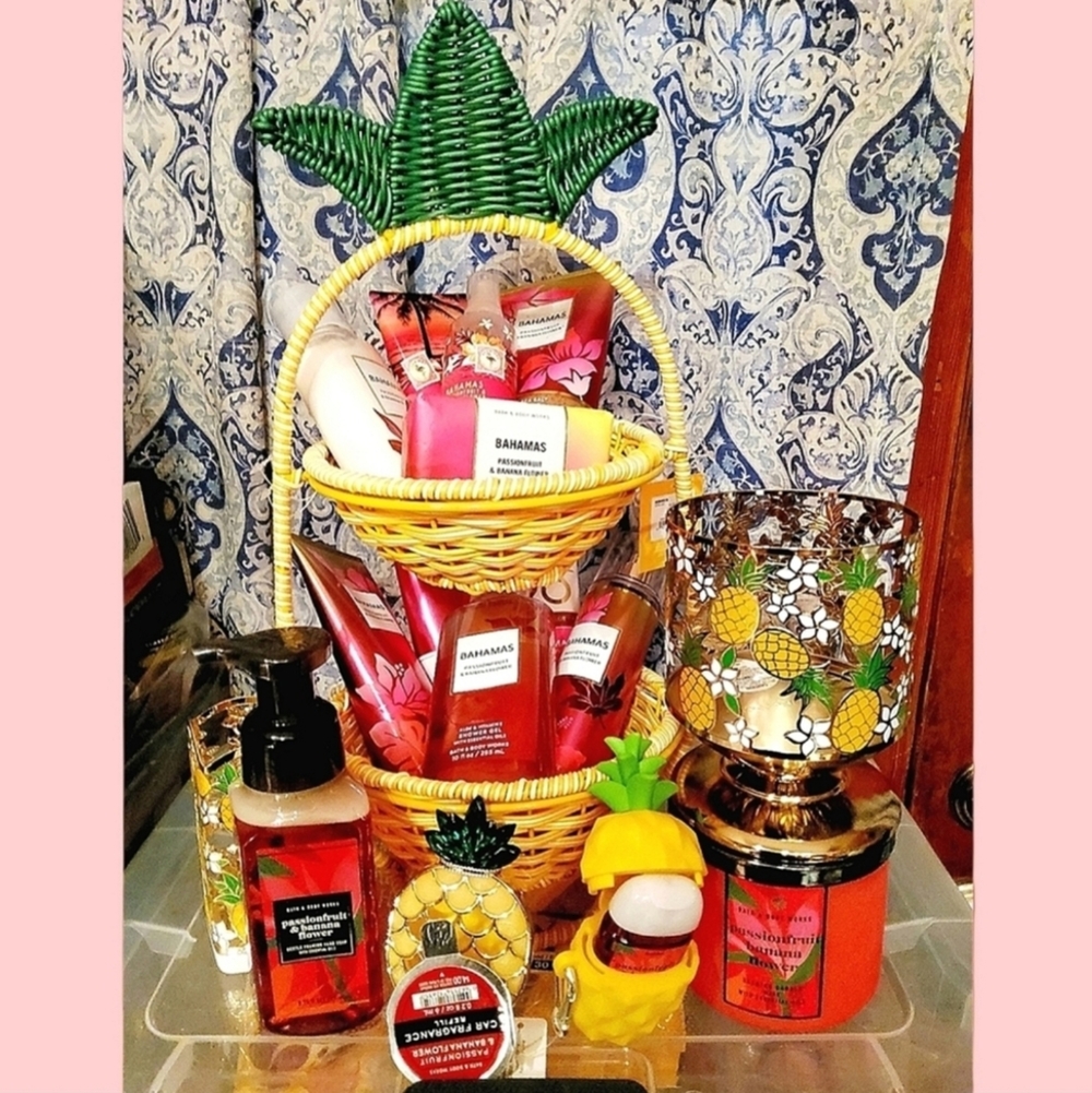 BAHAMAS PASSIONFRUIT & BANANA FLOWER 18-PIECE BATH & BODY BASKET